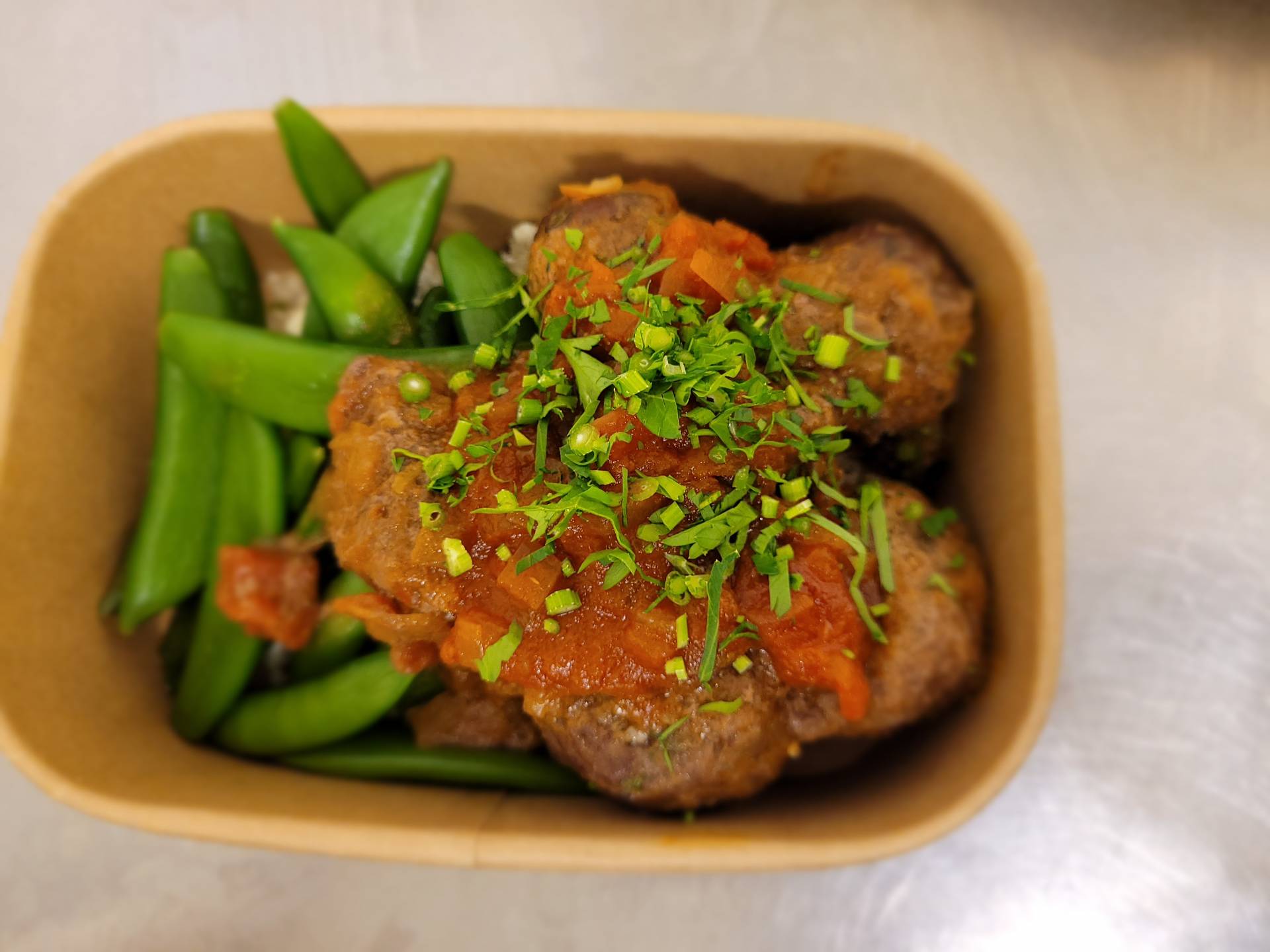 Beef meatballs in tomato sauce with brown rice